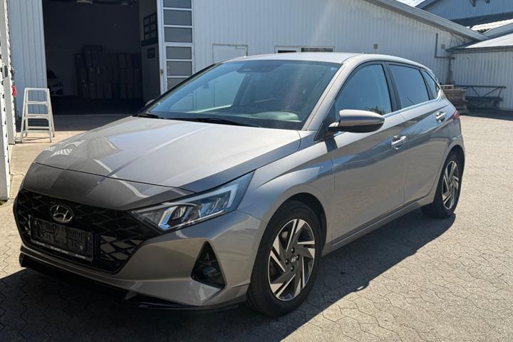 Grå Hyundai i20 fra 2023