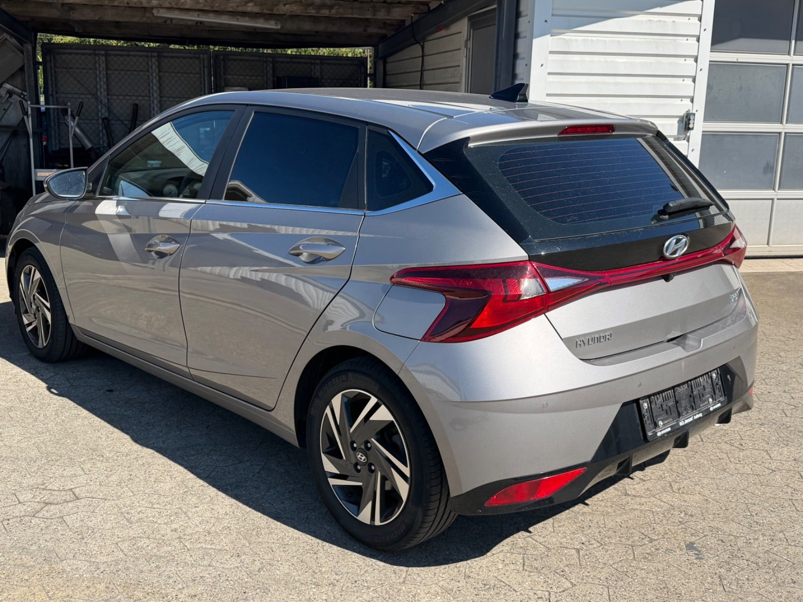 Grå Hyundai i20 fra 2023