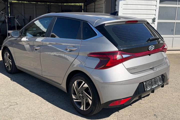 Grå Hyundai i20 fra 2023