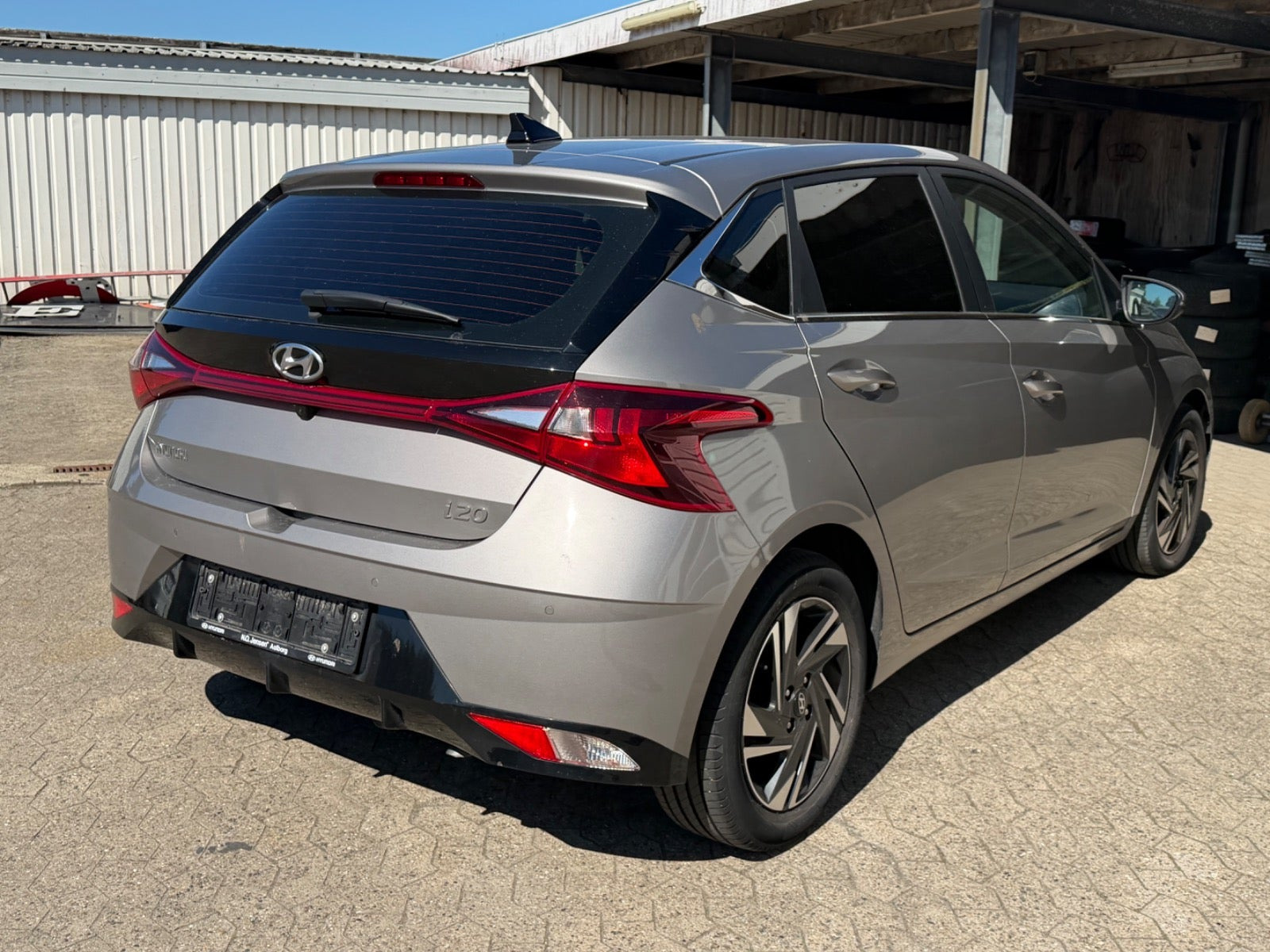 Grå Hyundai i20 fra 2023