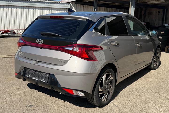 Grå Hyundai i20 fra 2023