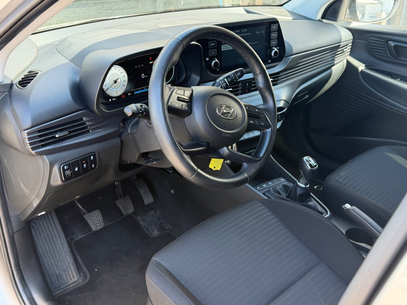 Grå Hyundai i20 fra 2023
