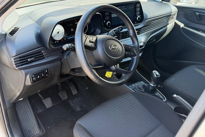 Grå Hyundai i20 fra 2023