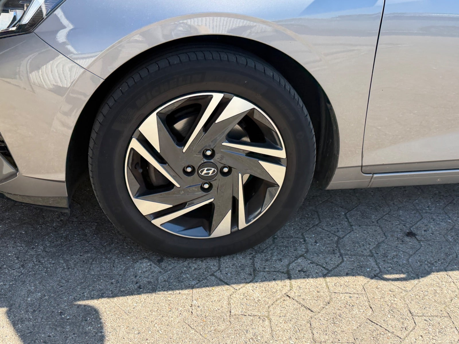 Grå Hyundai i20 fra 2023