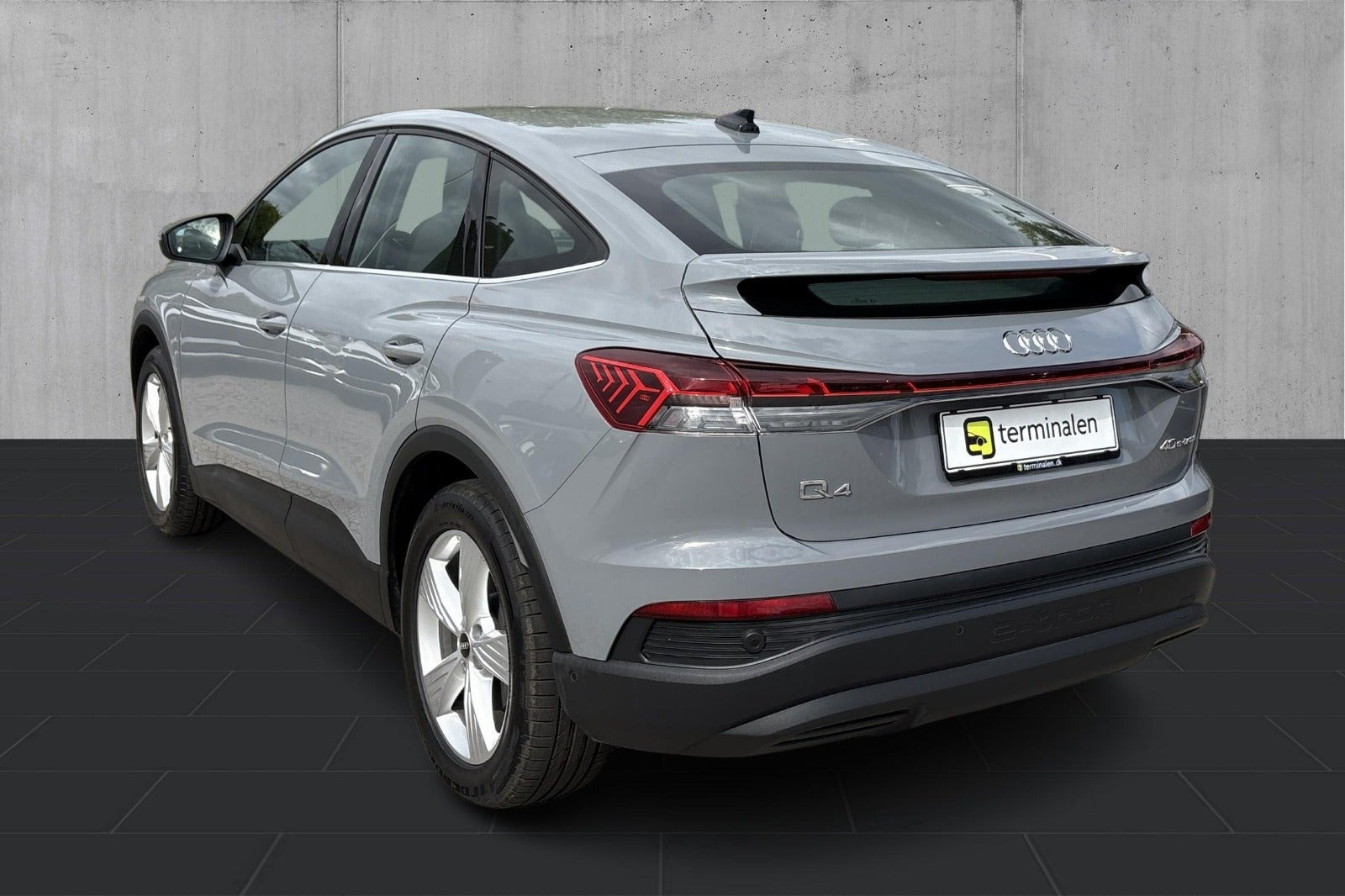Grå Audi Q4 e-tron fra 2023