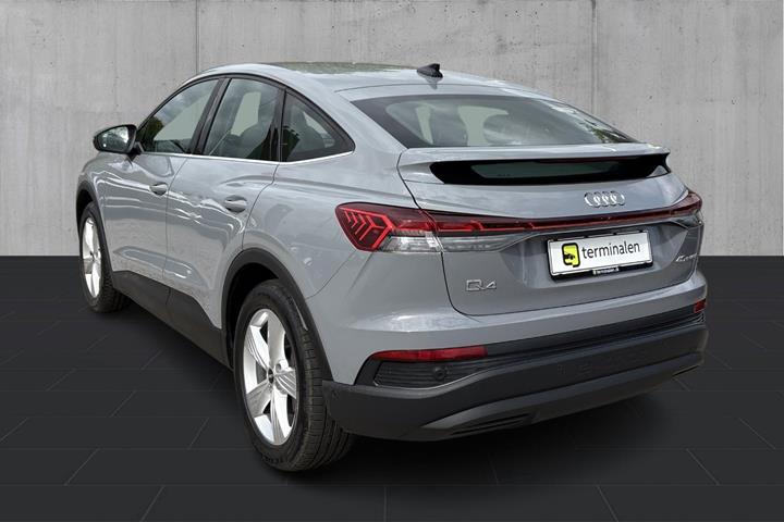 Grå Audi Q4 e-tron fra 2023