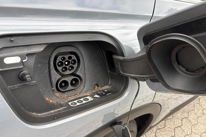 Grå Audi Q4 e-tron fra 2023