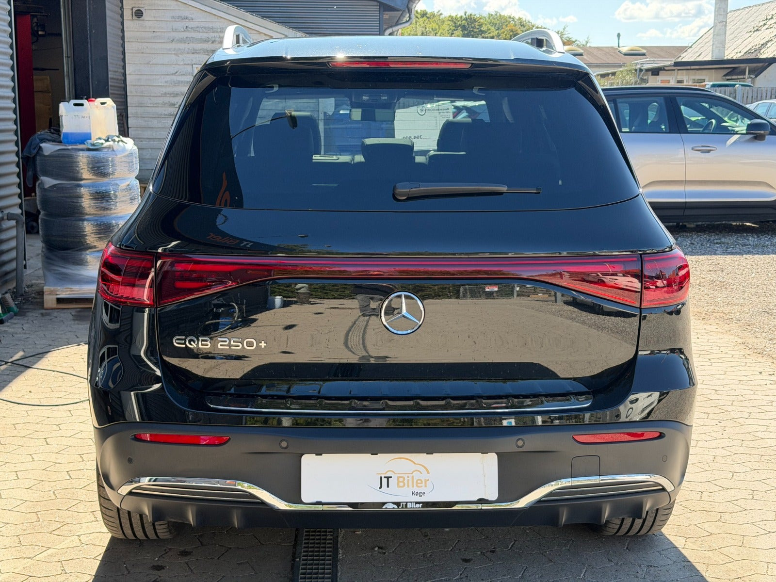 Sort Mercedes EQB250+ fra 2025