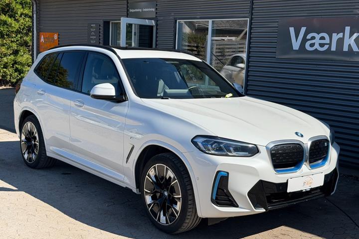 Hvid BMW iX3 fra 2022 set udefra
