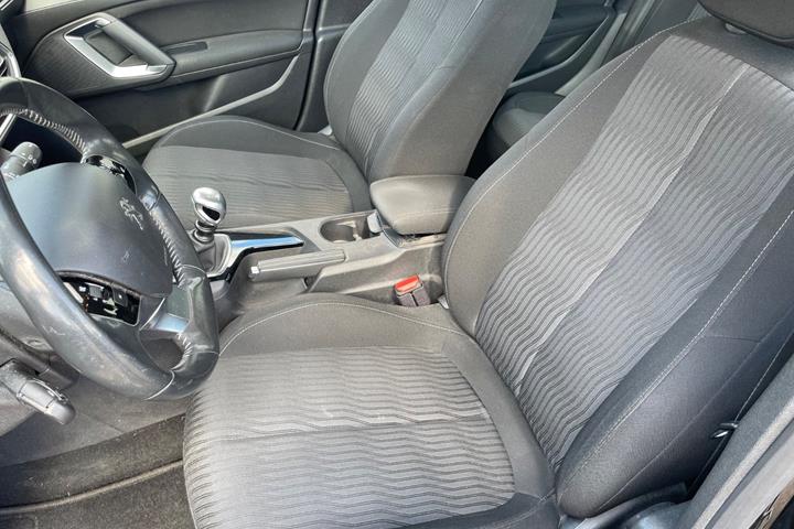 Sort Peugeot 308 fra 2015