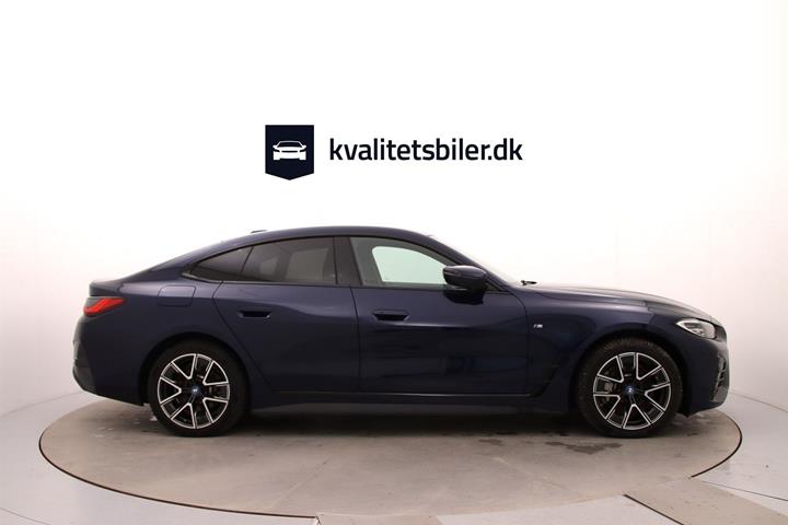 Blå BMW i4 fra 2023