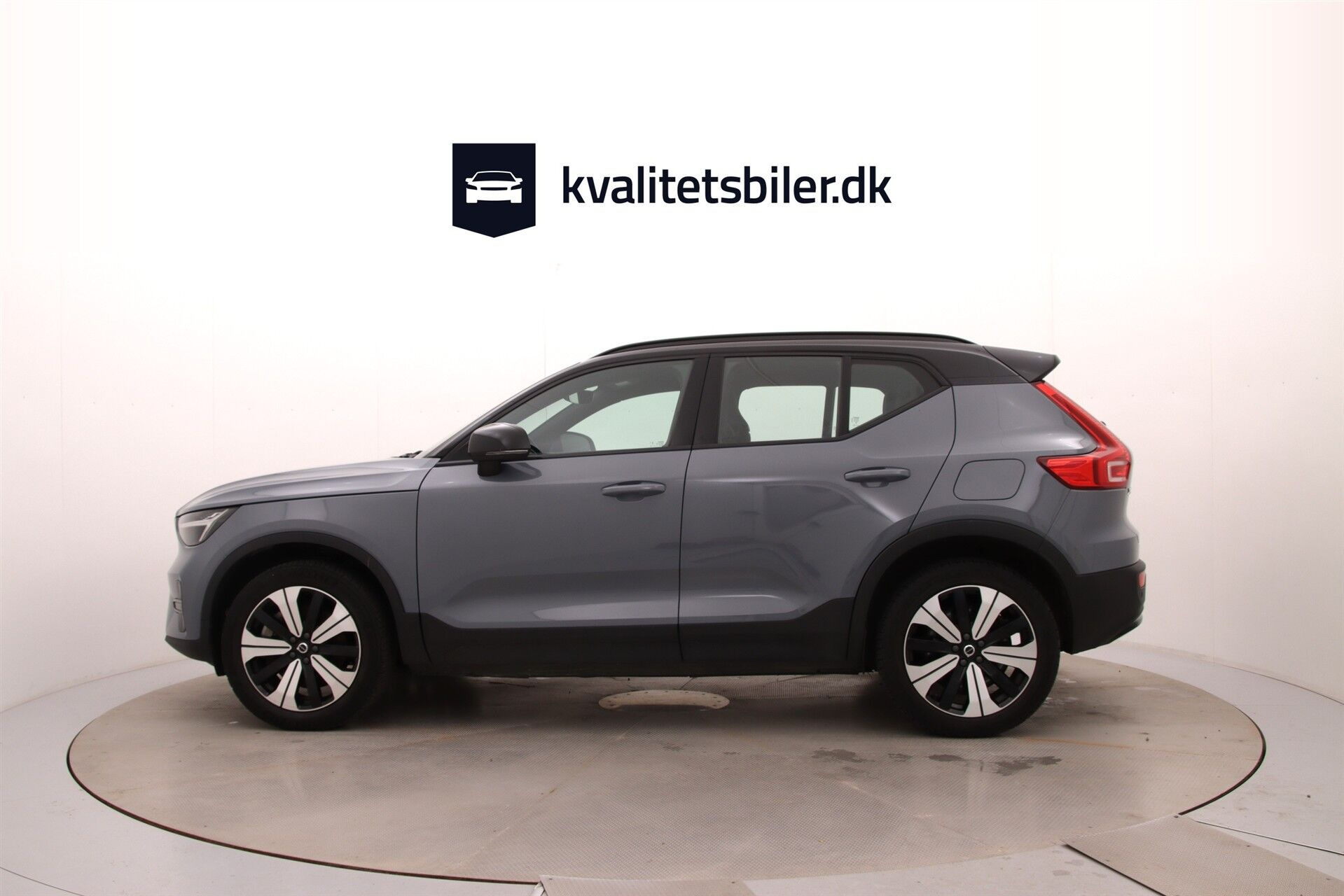 Grå Volvo XC40 fra 2023