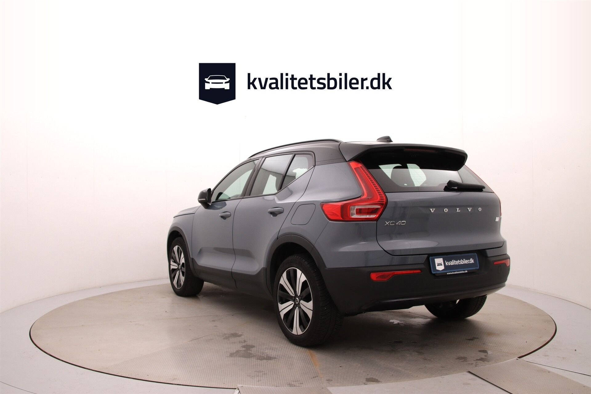 Grå Volvo XC40 fra 2023