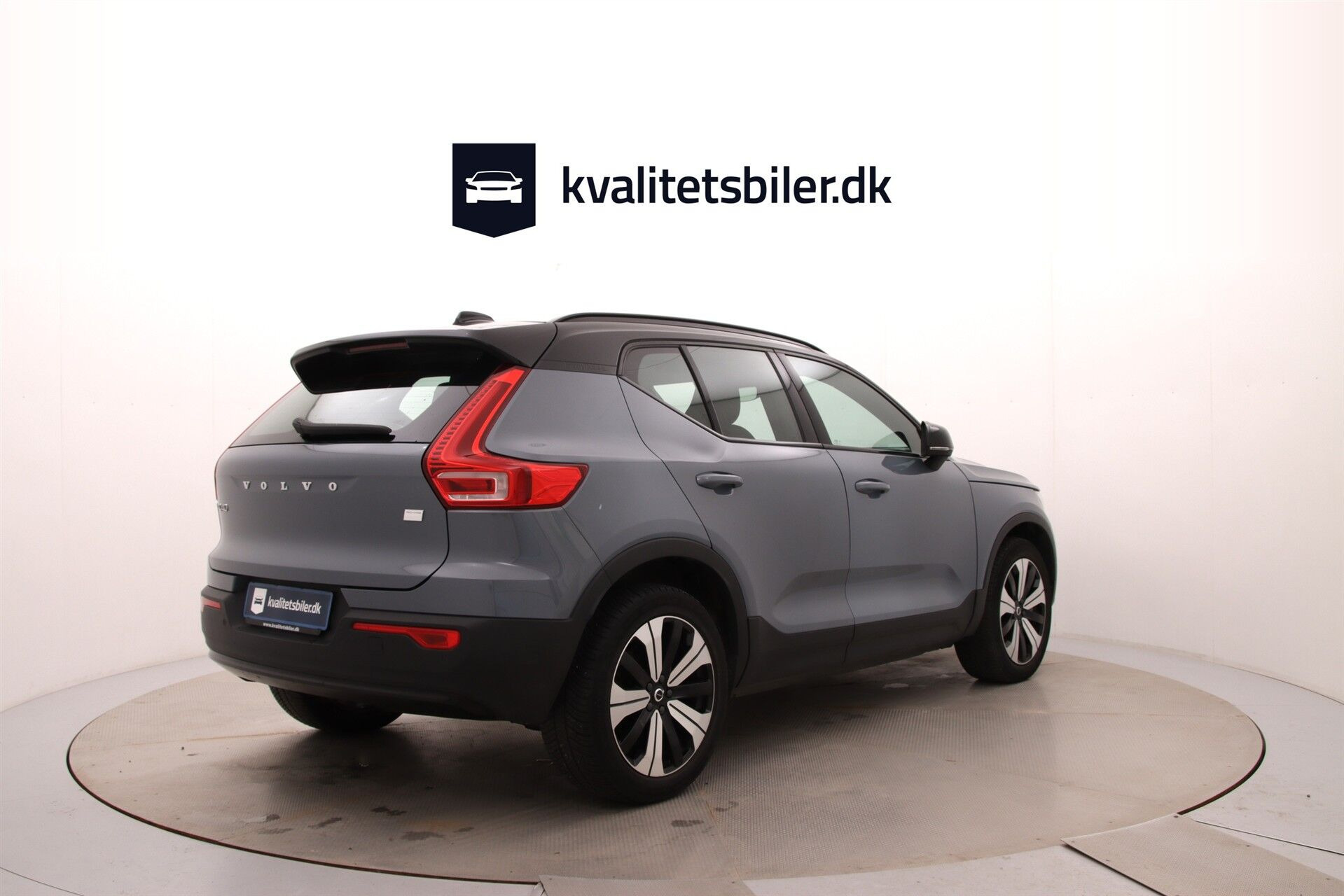Grå Volvo XC40 fra 2023