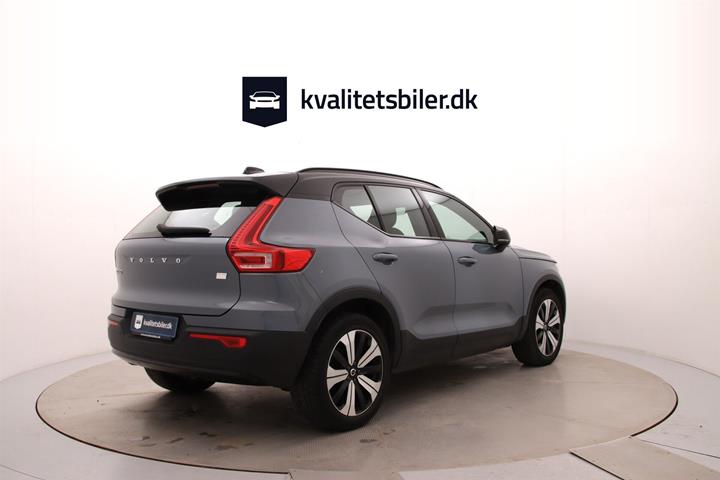 Grå Volvo XC40 fra 2023