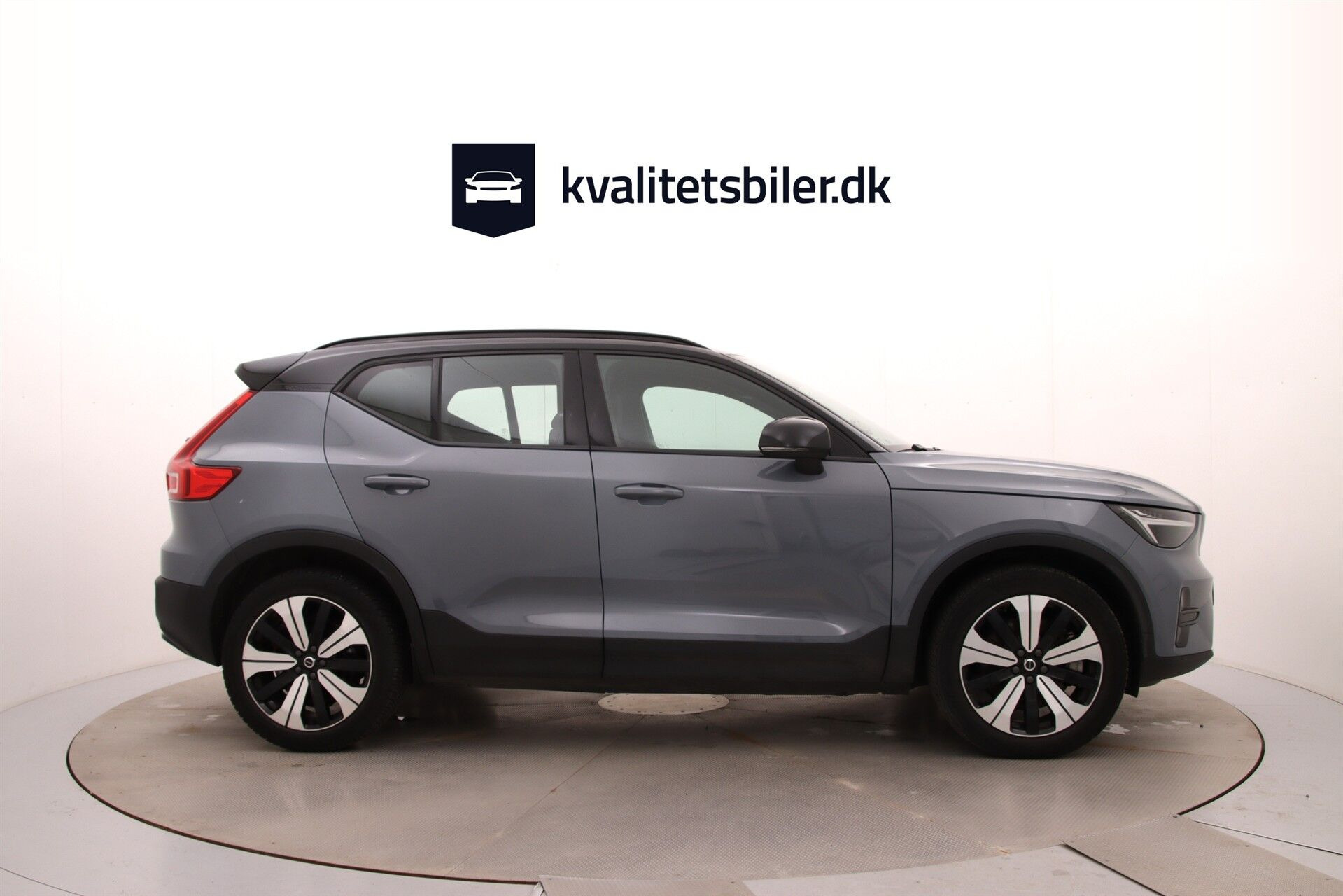Grå Volvo XC40 fra 2023