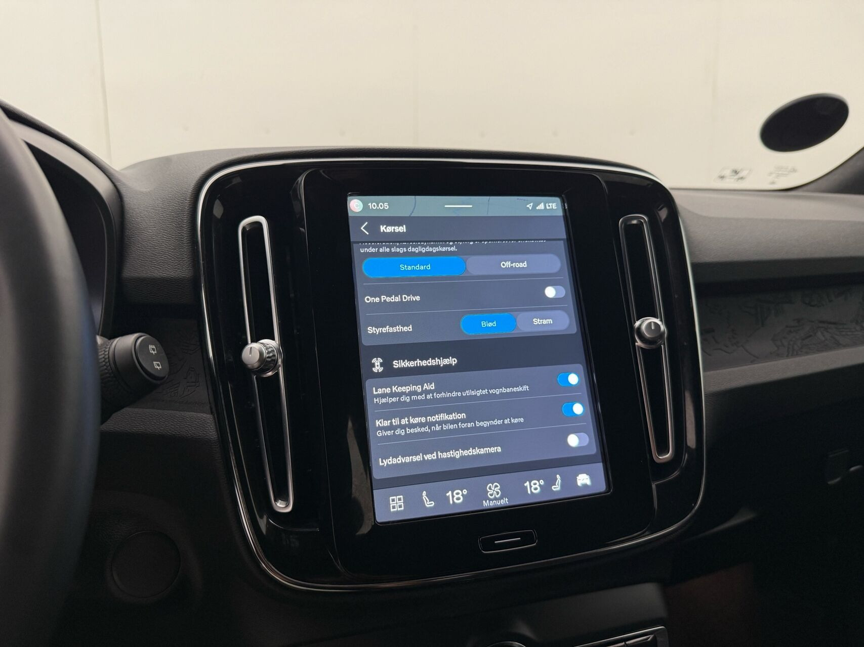 Grå Volvo XC40 fra 2023