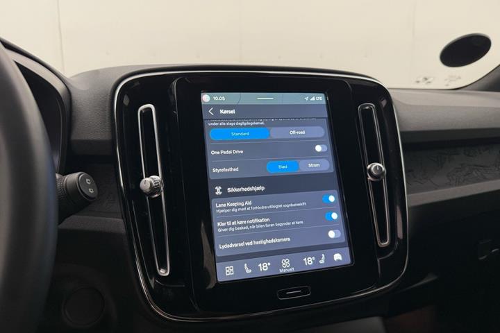 Grå Volvo XC40 fra 2023