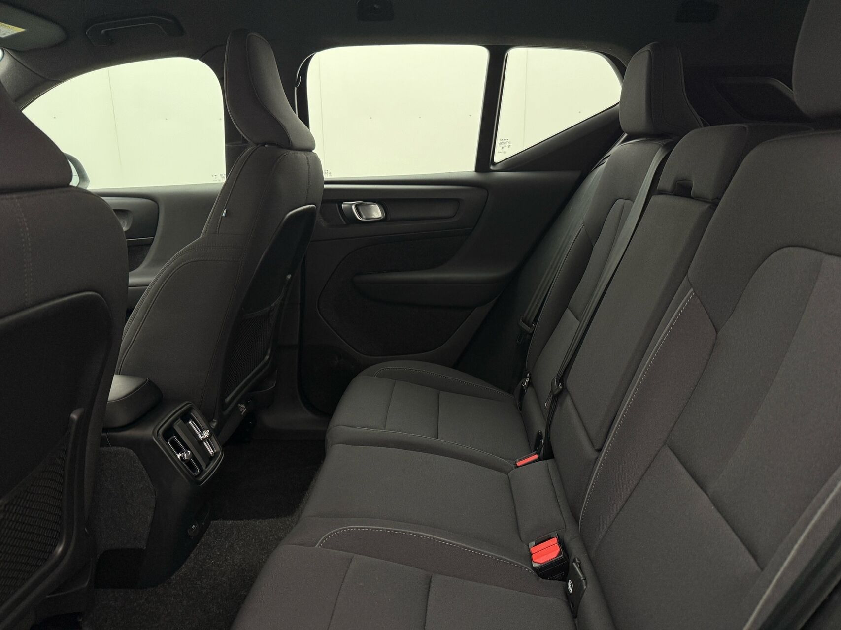 Grå Volvo XC40 fra 2023