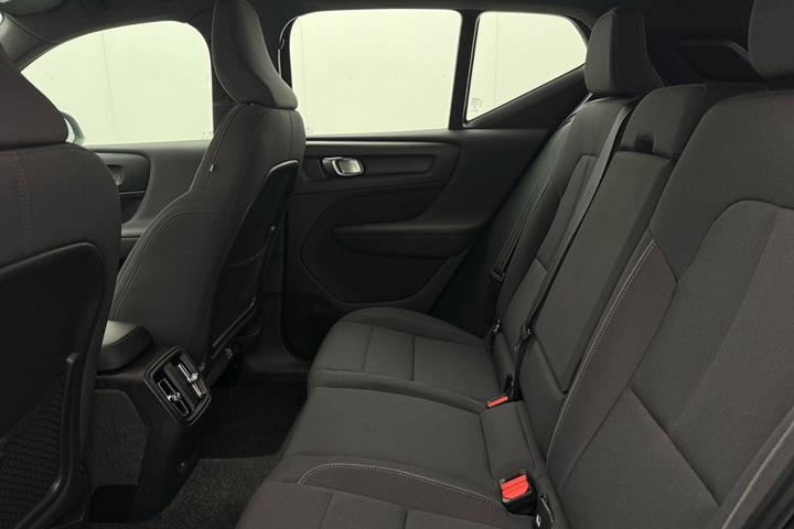 Grå Volvo XC40 fra 2023