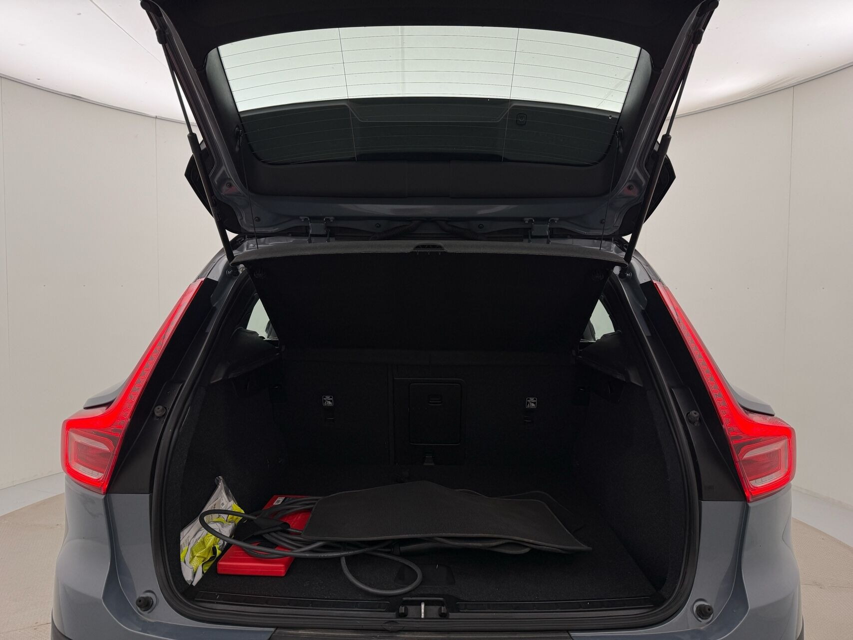 Grå Volvo XC40 fra 2023