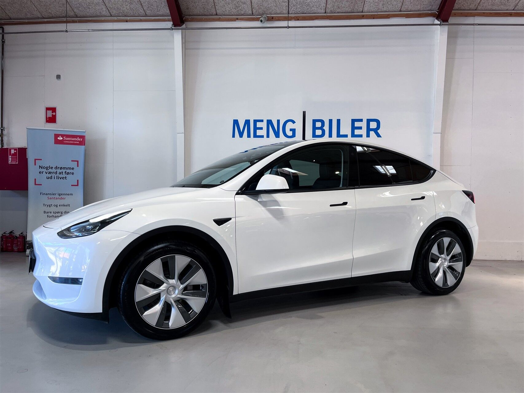 Hvid Tesla Model Y fra 2023