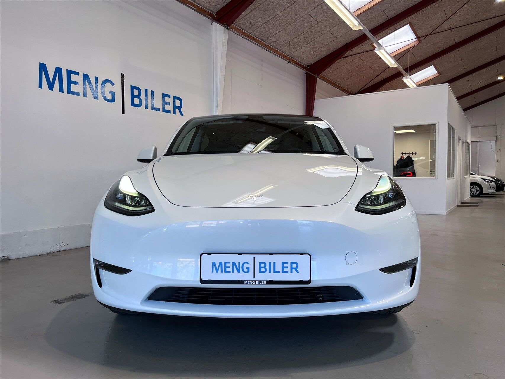 Hvid Tesla Model Y fra 2023