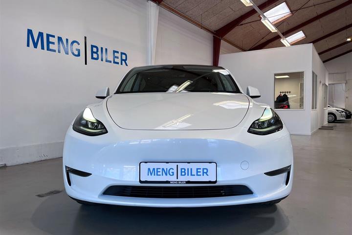 Hvid Tesla Model Y fra 2023