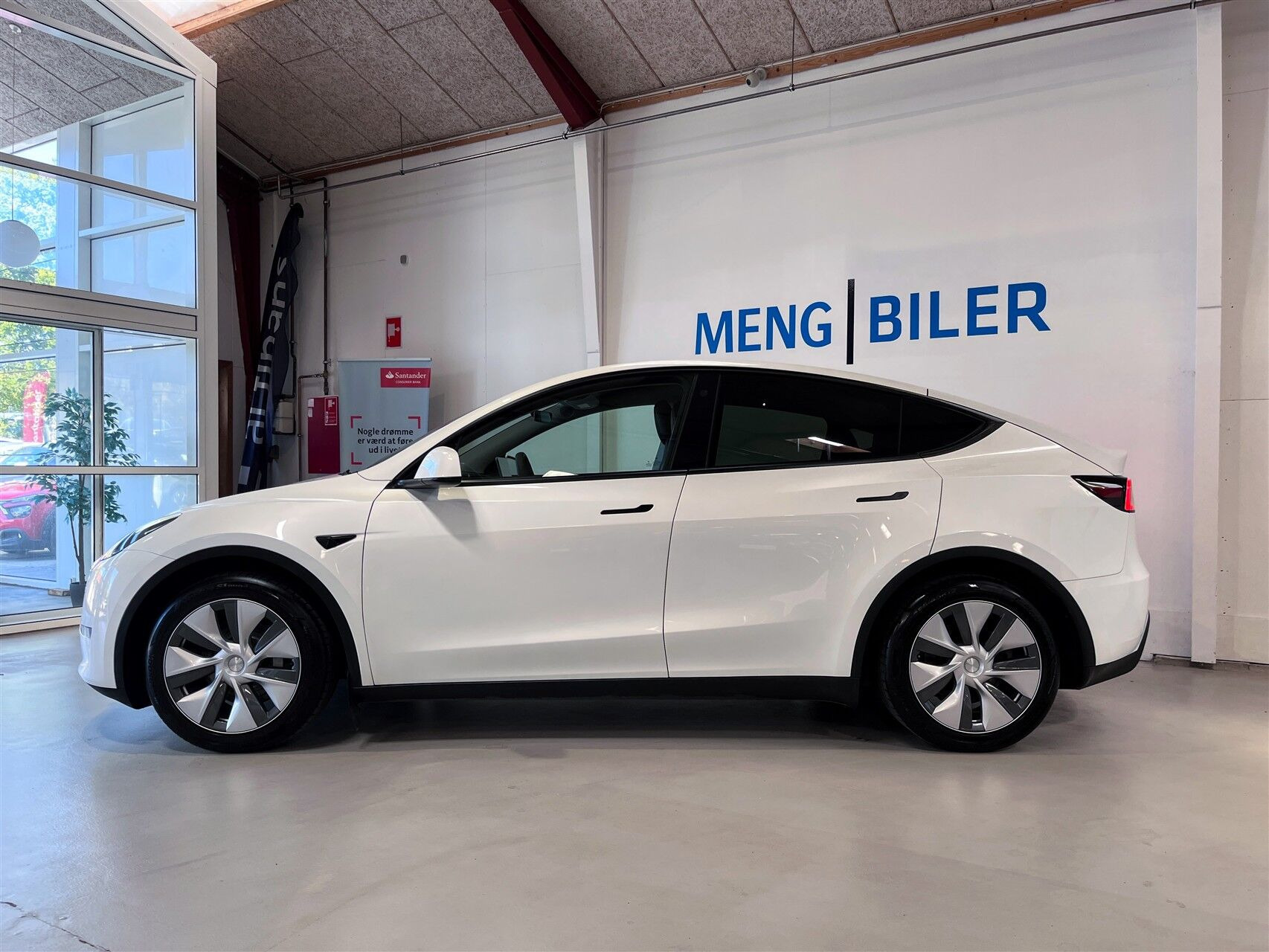 Hvid Tesla Model Y fra 2023