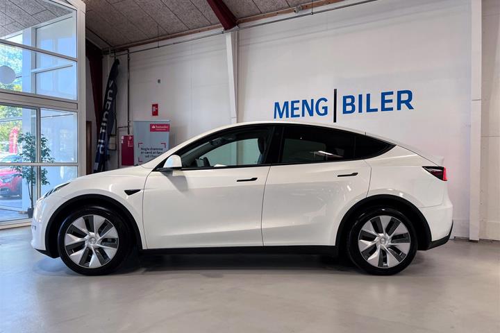 Hvid Tesla Model Y fra 2023