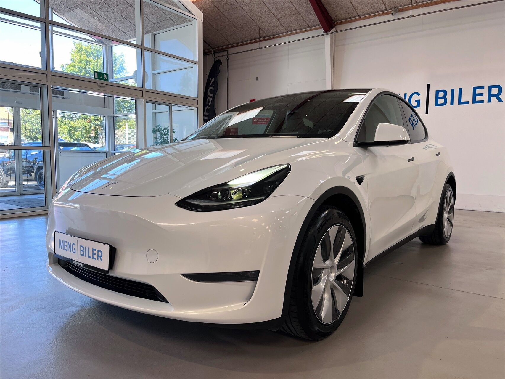 Hvid Tesla Model Y fra 2023