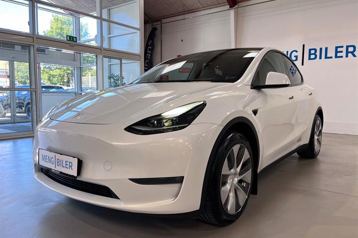 Hvid Tesla Model Y fra 2023