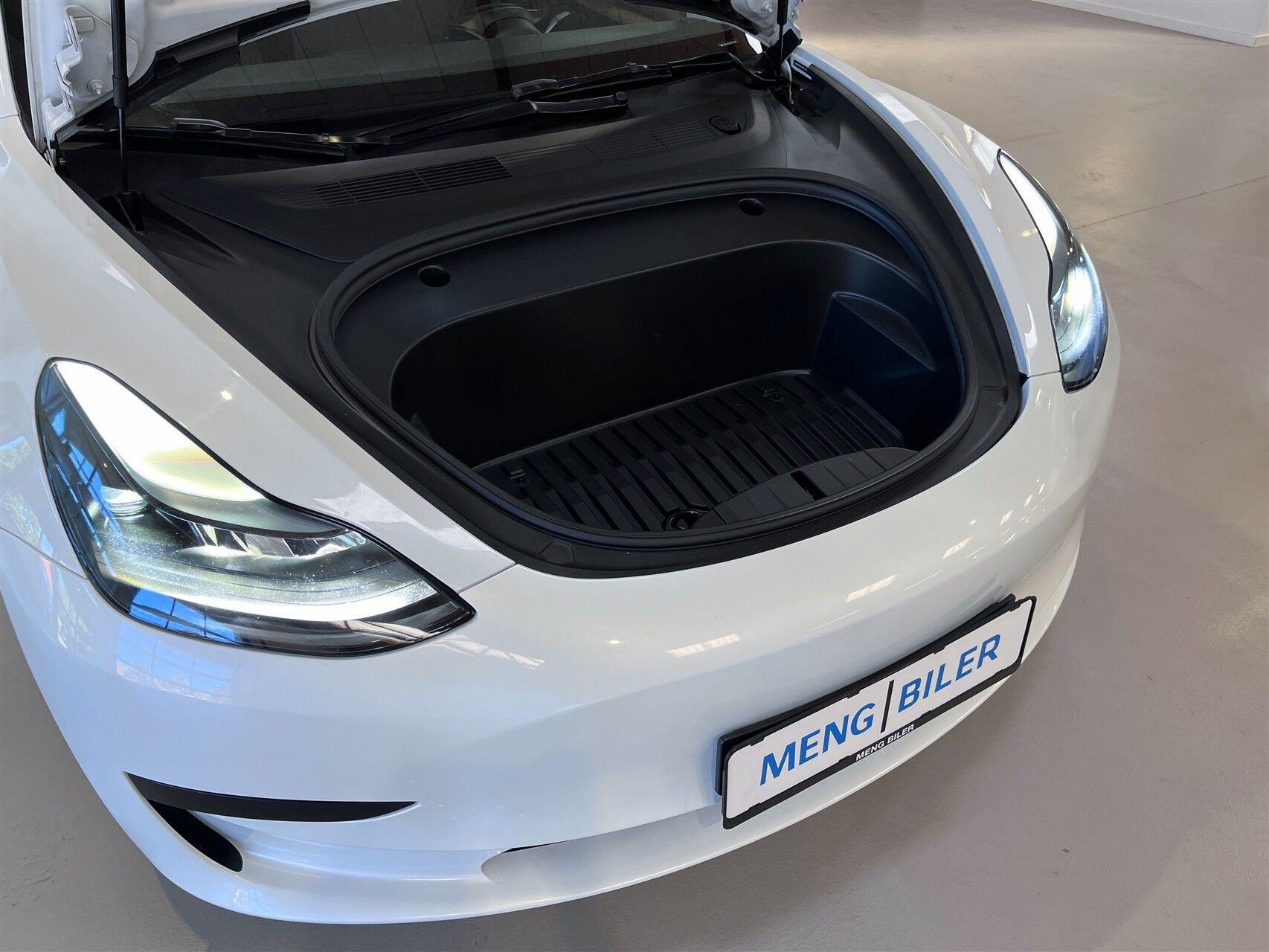 Hvid Tesla Model Y fra 2023