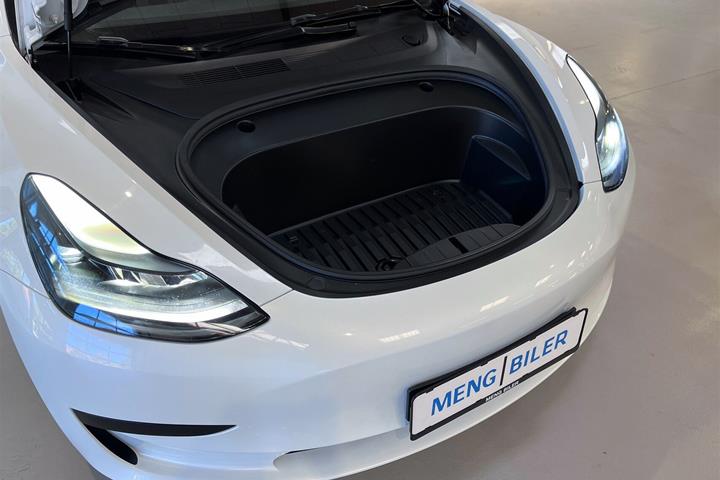 Hvid Tesla Model Y fra 2023