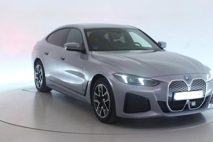 Grå BMW i4 fra 2025