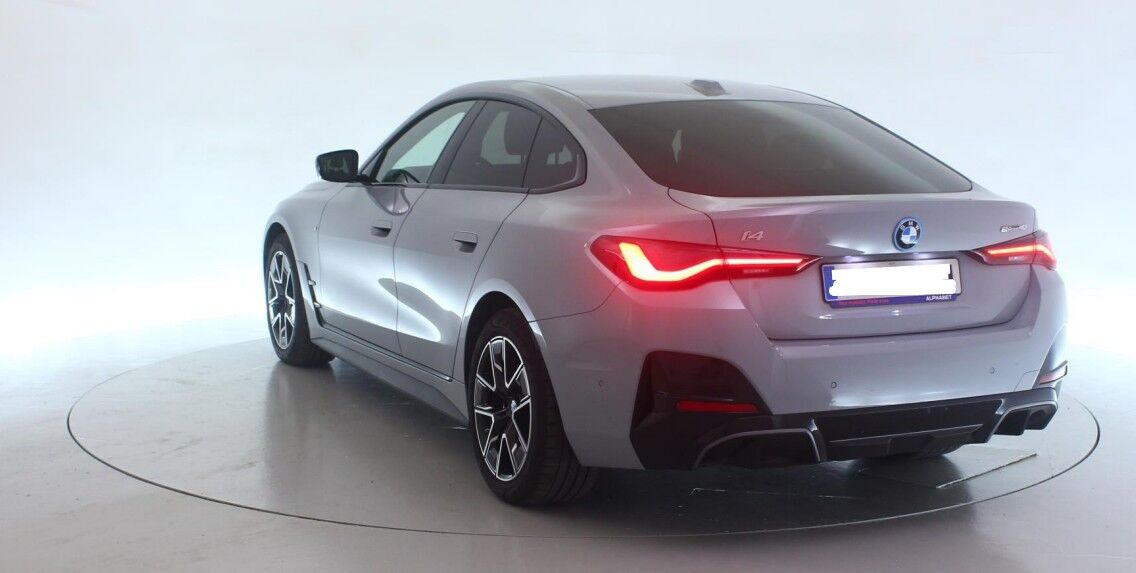 Grå BMW i4 fra 2025