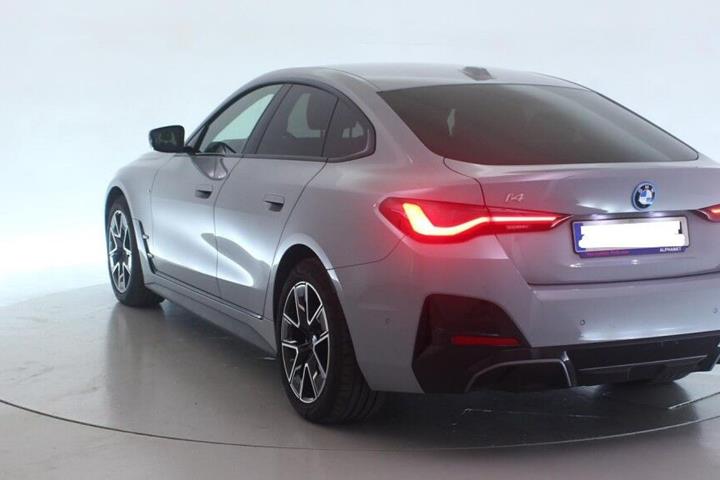 Grå BMW i4 fra 2025
