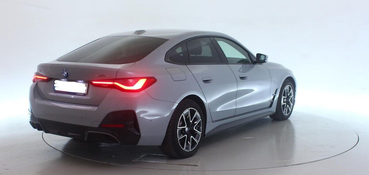 Grå BMW i4 fra 2025
