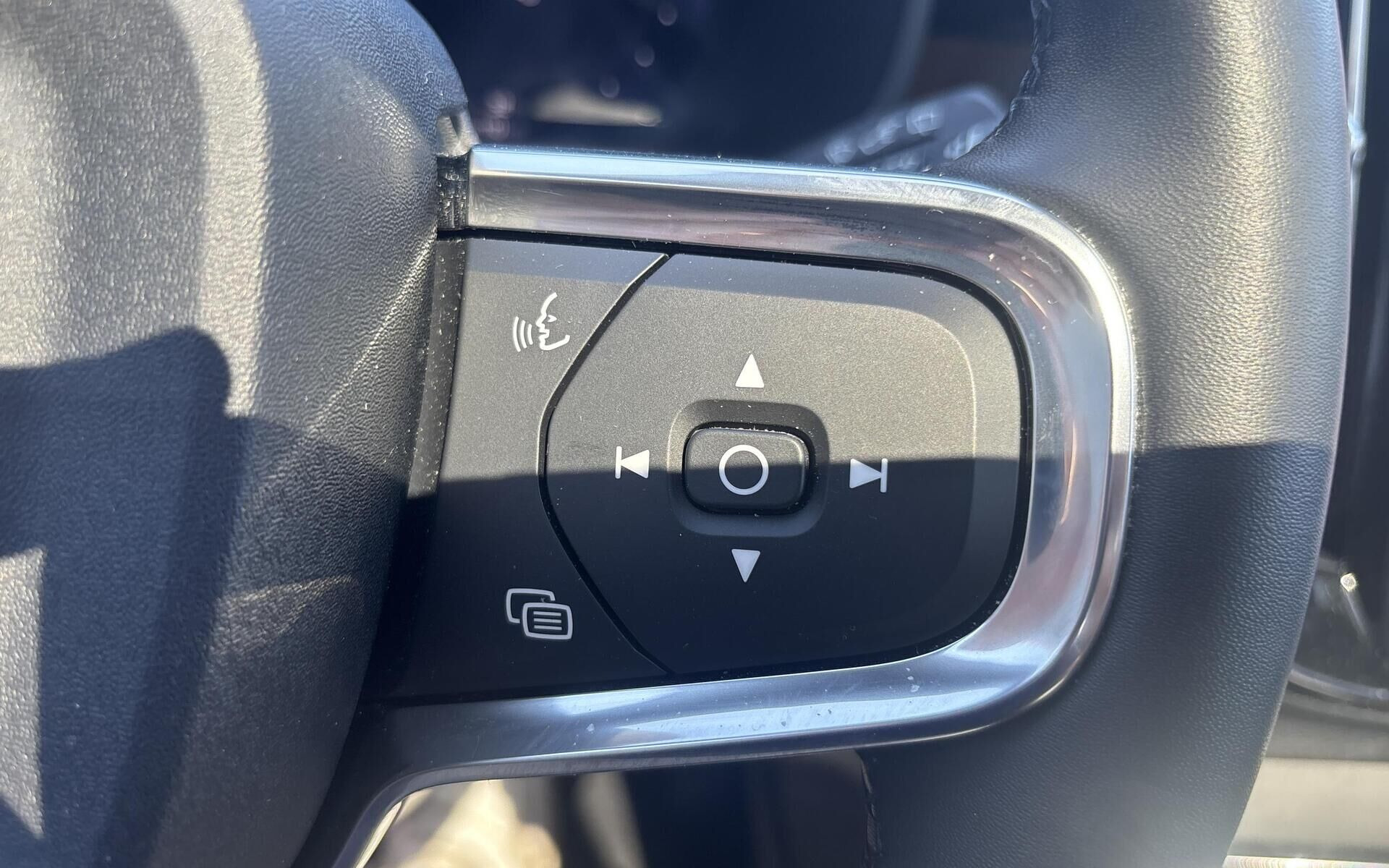 Sort Volvo XC40 fra 2023