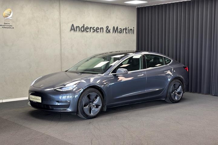 Grå Tesla Model 3 fra 2020