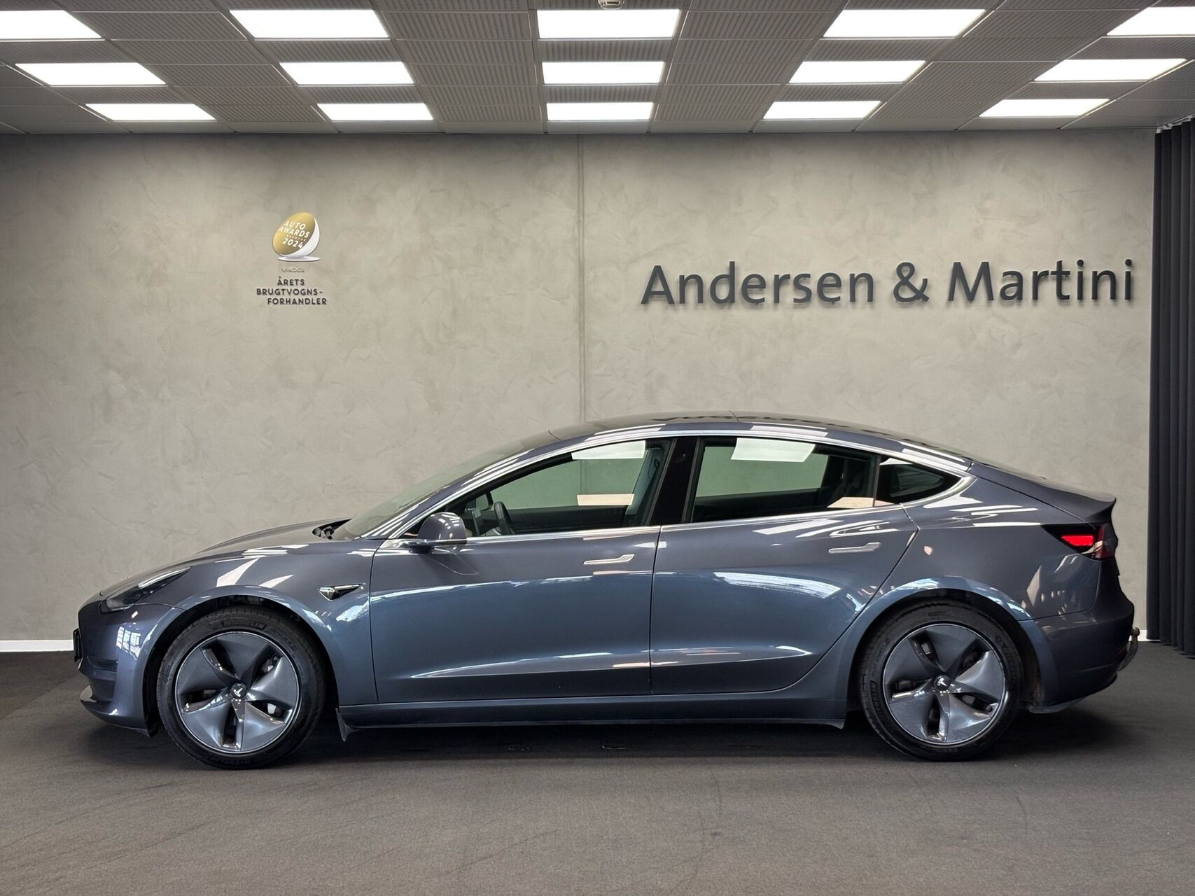 Grå Tesla Model 3 fra 2020