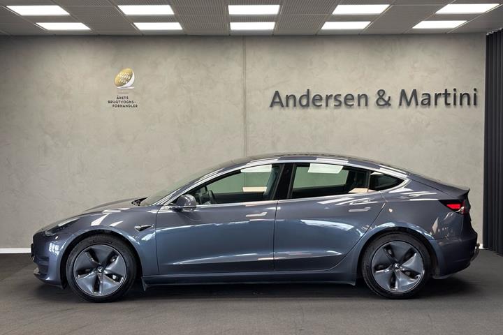 Grå Tesla Model 3 fra 2020
