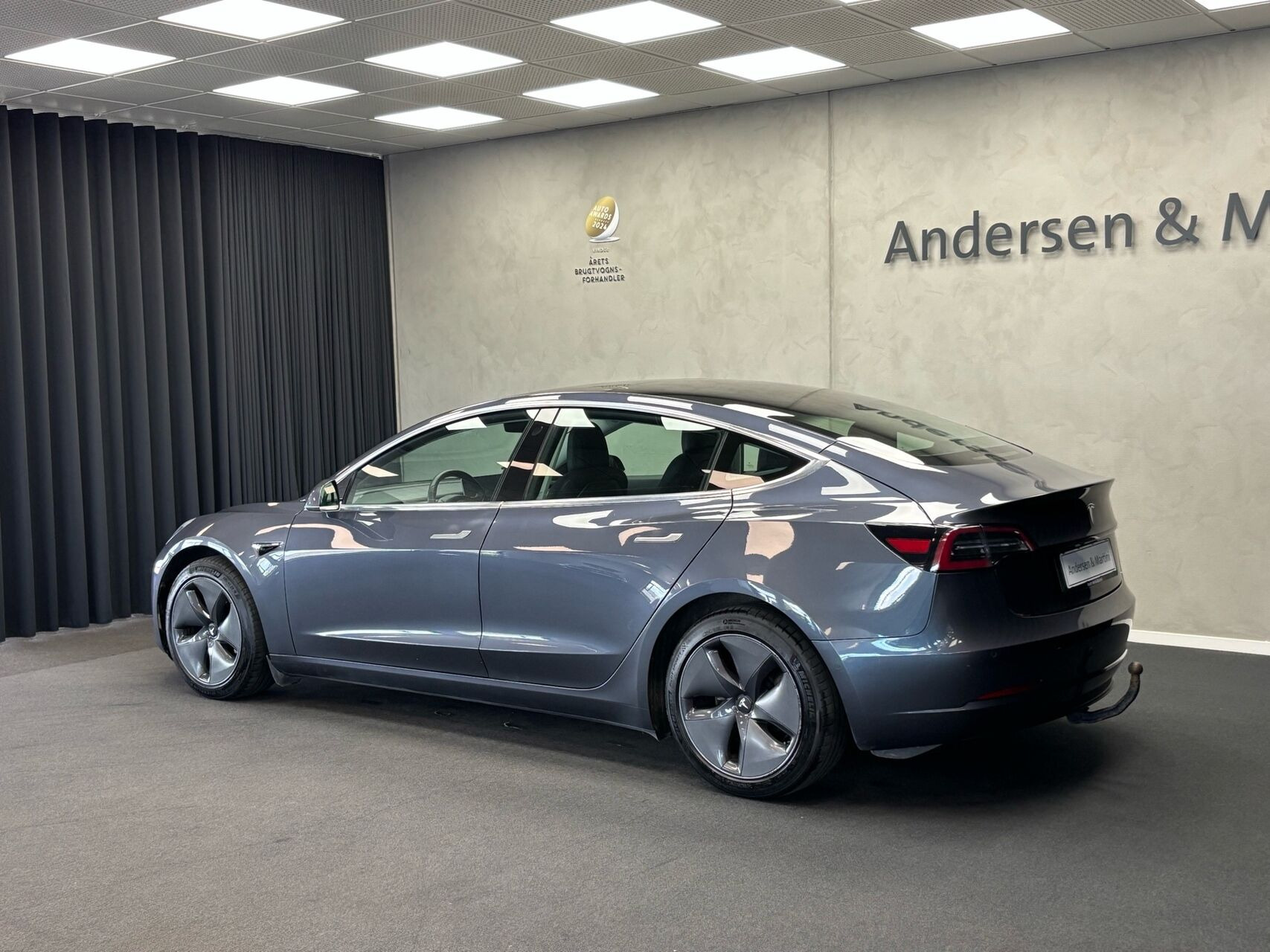 Grå Tesla Model 3 fra 2020