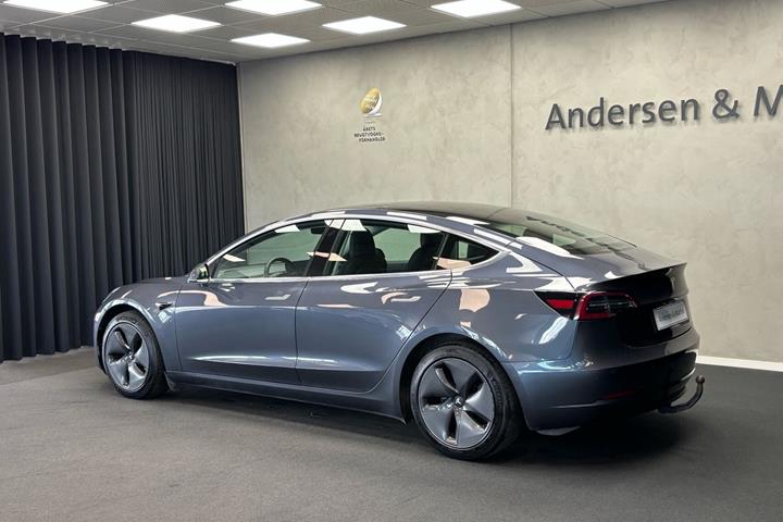 Grå Tesla Model 3 fra 2020