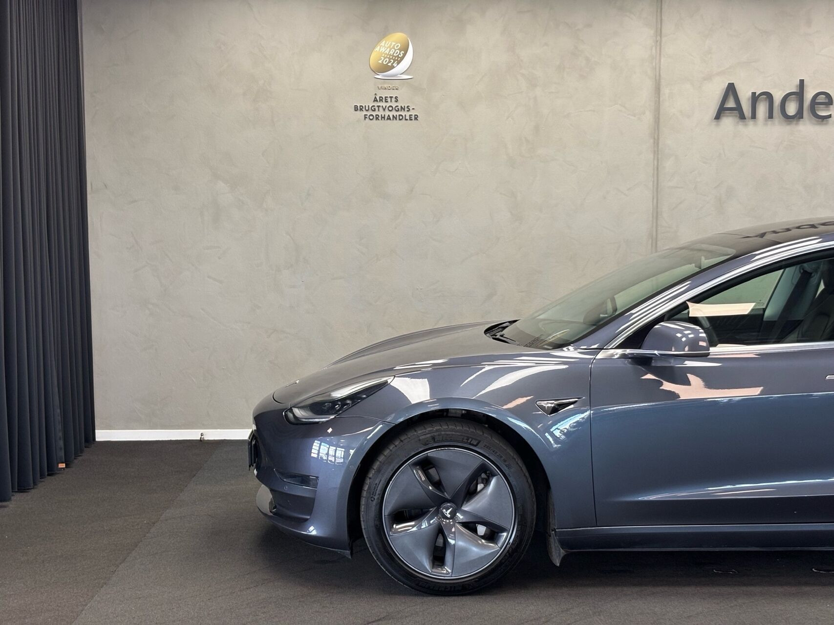 Grå Tesla Model 3 fra 2020