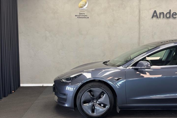 Grå Tesla Model 3 fra 2020