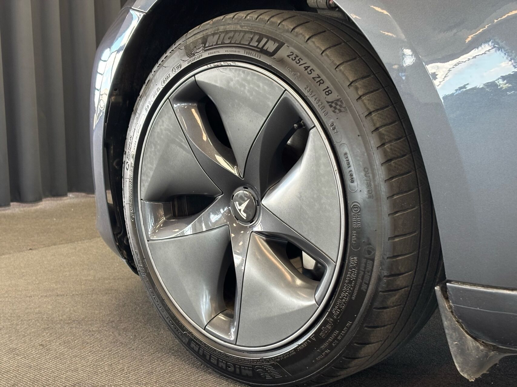 Grå Tesla Model 3 fra 2020