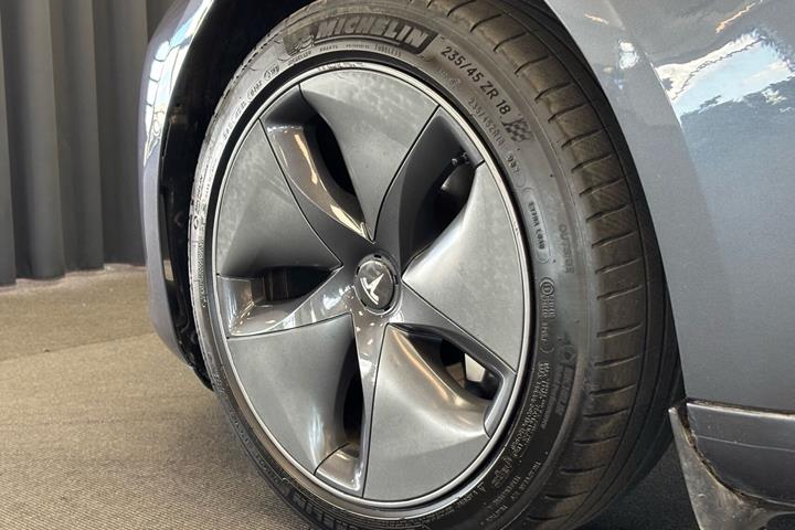Grå Tesla Model 3 fra 2020