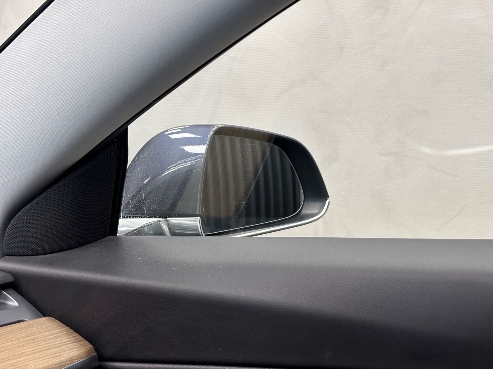 Grå Tesla Model 3 fra 2020