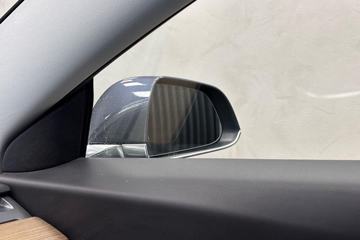 Grå Tesla Model 3 fra 2020
